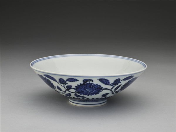 青花纏枝番蓮紋碗