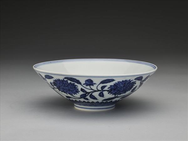 青花纏枝番蓮紋碗