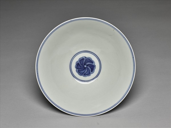 青花纏枝番蓮紋碗