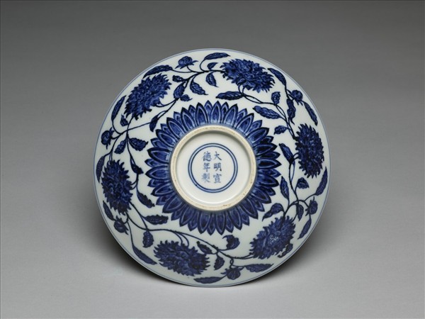 青花纏枝番蓮紋碗