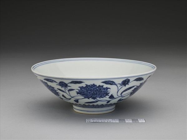 青花纏枝番蓮紋碗