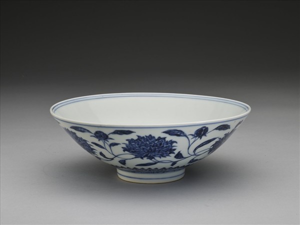 青花纏枝番蓮紋碗