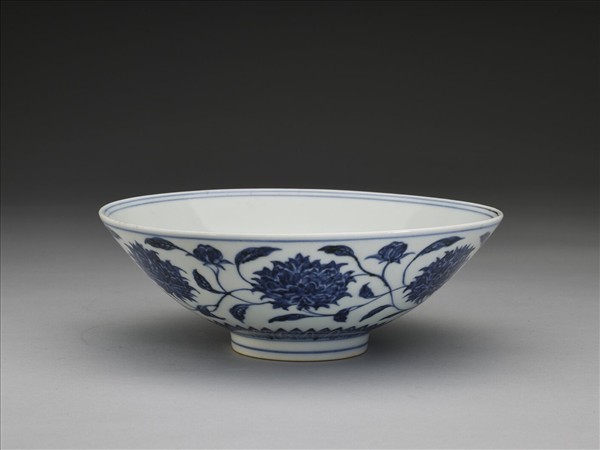 青花纏枝番蓮紋碗