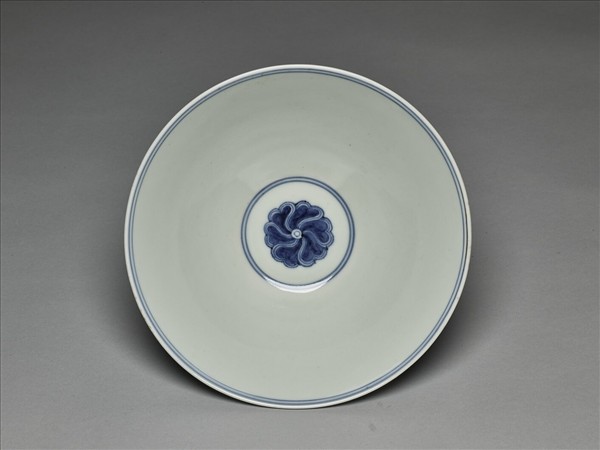 青花纏枝番蓮紋碗