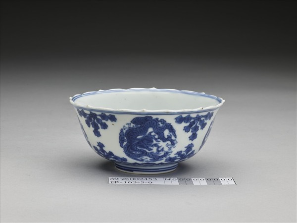 青花團龍紋菱花茶鍾