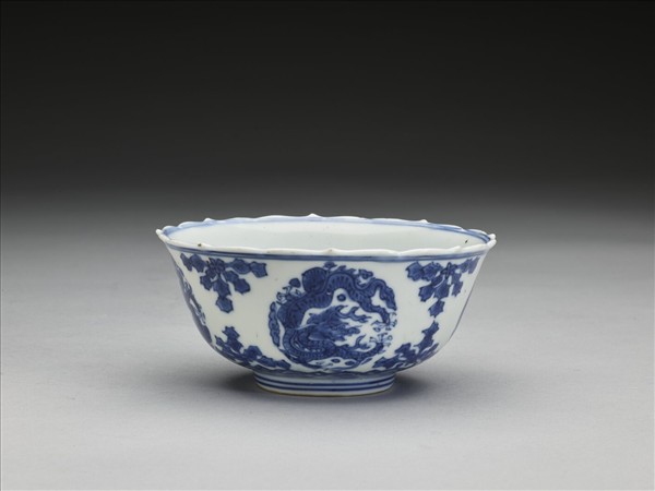 青花團龍紋菱花茶鍾