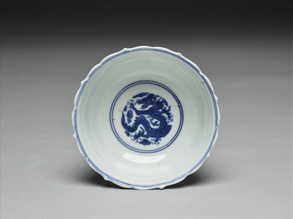 青花團龍紋菱花茶鍾