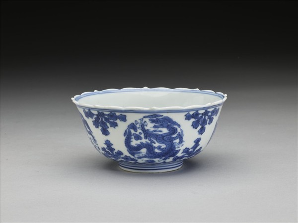 青花團龍紋菱花茶鍾