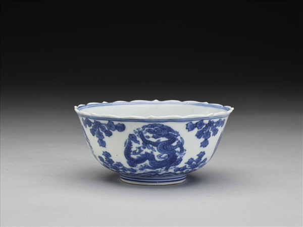 青花團龍紋菱花茶鍾