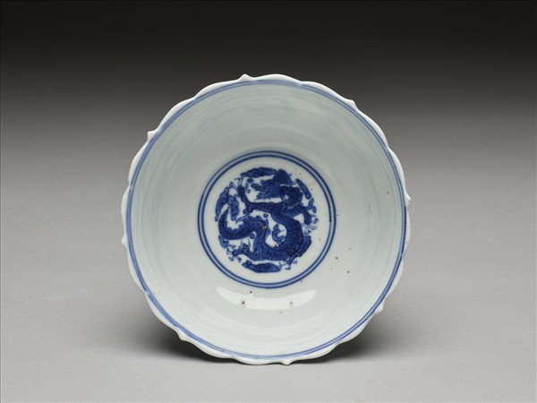 青花團龍紋菱花茶鍾