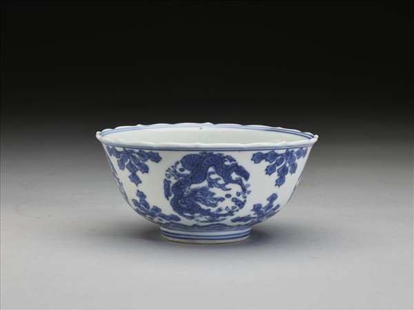 青花團龍紋菱花茶鍾