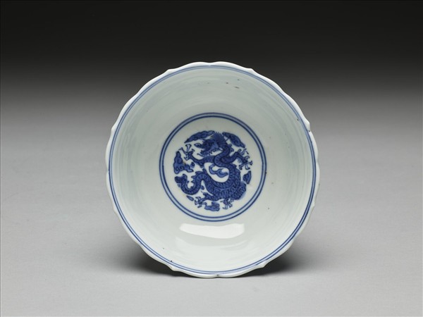 青花團龍紋菱花茶鍾