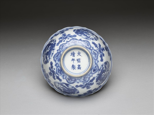 青花團龍紋菱花茶鍾