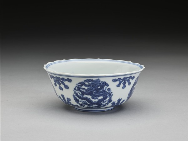 青花團龍紋菱花茶鍾