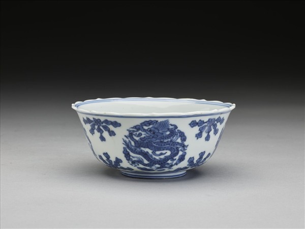 青花團龍紋菱花茶鍾