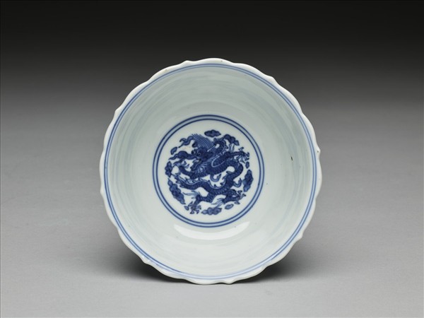 青花團龍紋菱花茶鍾