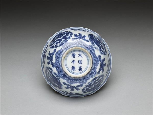 青花團龍紋菱花茶鍾