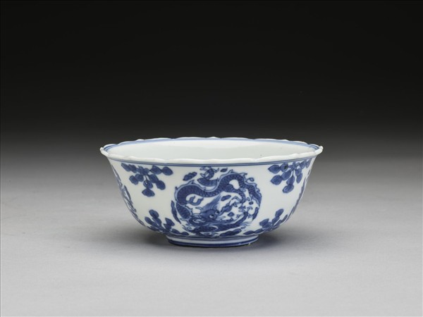 青花團龍紋菱花茶鍾