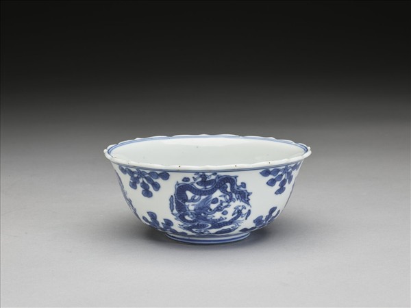 青花團龍紋菱花茶鍾