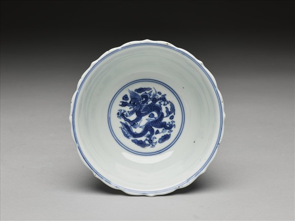 青花團龍紋菱花茶鍾