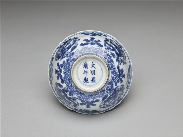 青花團龍紋菱花茶鍾