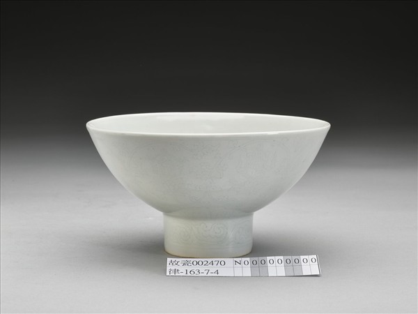 甜白釉八寶紋高足碗