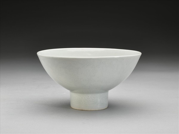 甜白釉八寶紋高足碗