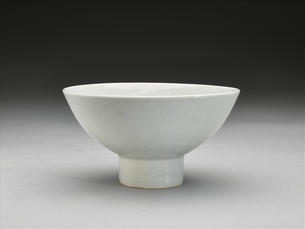 甜白釉八寶紋高足碗