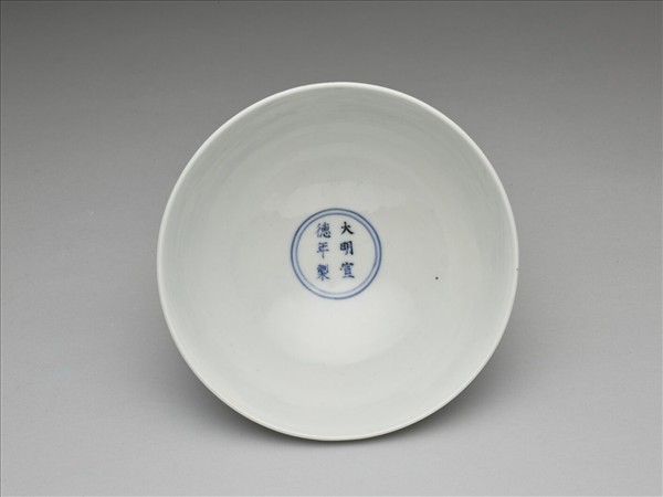 甜白釉八寶紋高足碗