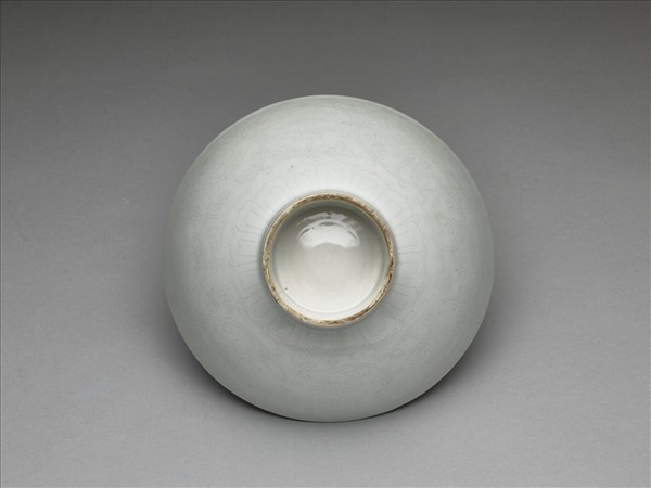 甜白釉八寶紋高足碗