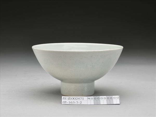 甜白釉八寶紋高足碗