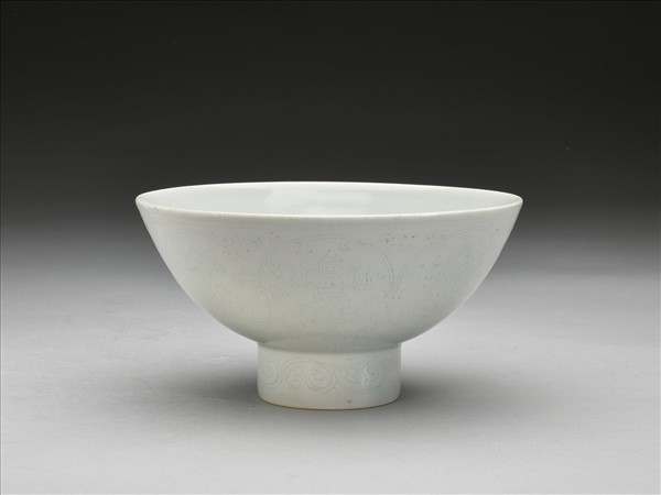 甜白釉八寶紋高足碗