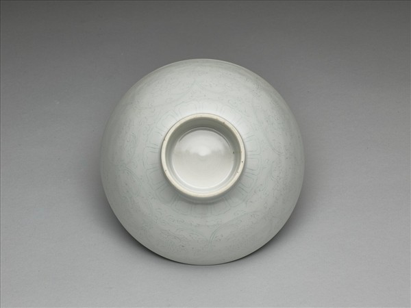 甜白釉八寶紋高足碗