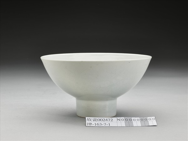 甜白釉八寶紋高足碗