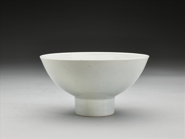 甜白釉八寶紋高足碗