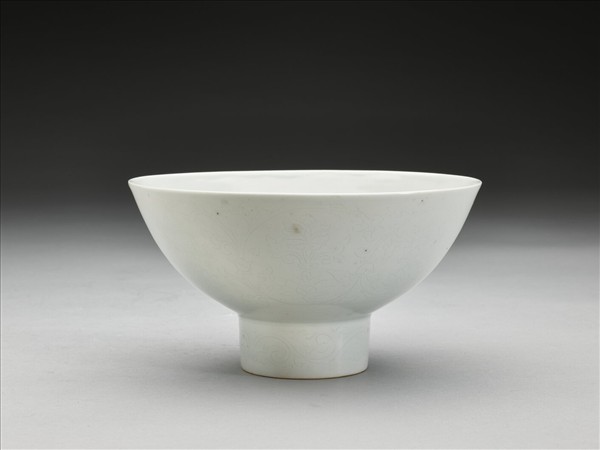 甜白釉八寶紋高足碗