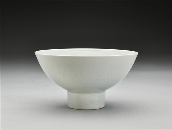 甜白釉八寶紋高足碗