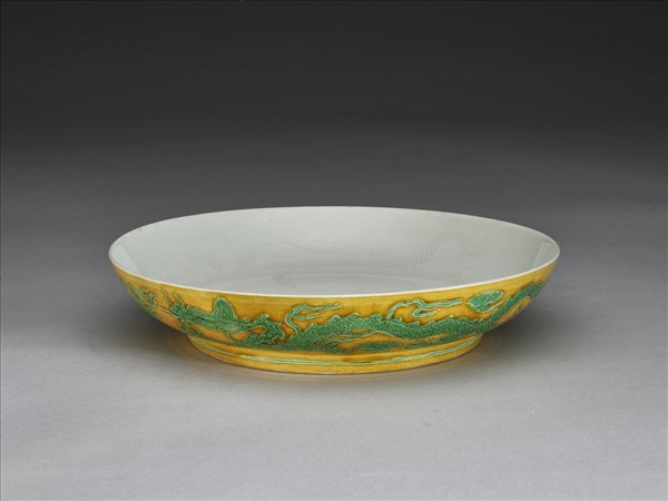 嬌黃釉綠彩雙龍紋盤