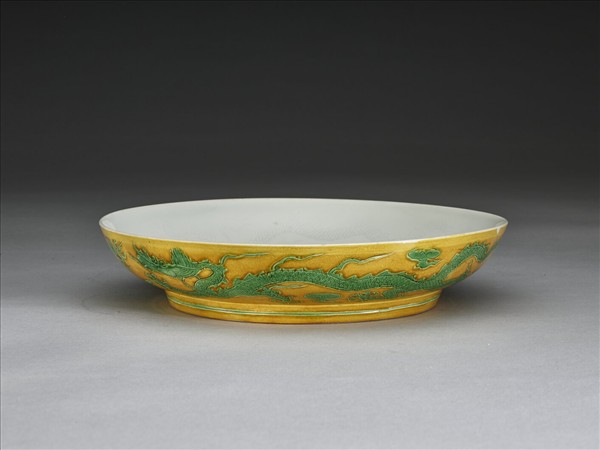 嬌黃釉綠彩雙龍紋盤