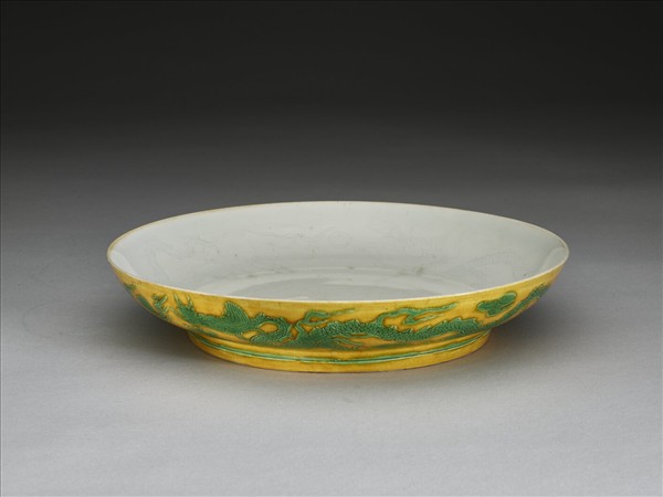 嬌黃釉綠彩雙龍紋盤