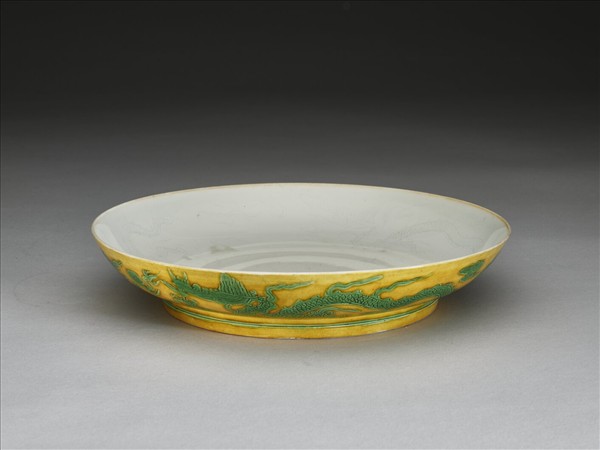 嬌黃釉綠彩雙龍紋盤