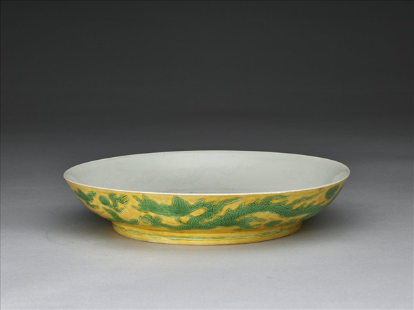 嬌黃釉綠彩雙龍紋盤