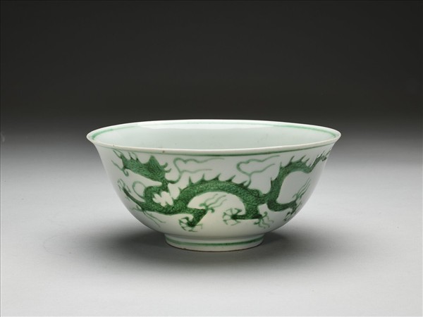 白瓷綠彩龍紋碗
