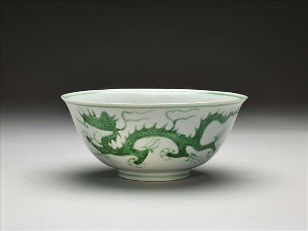 白瓷綠彩龍紋碗