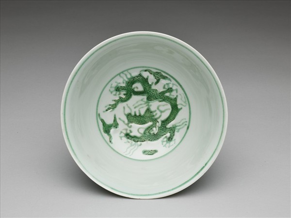 白瓷綠彩龍紋碗