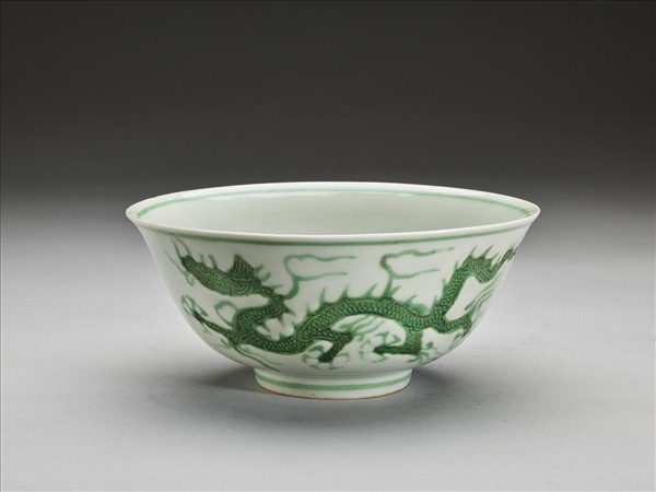 白瓷綠彩龍紋碗