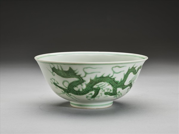 白瓷綠彩龍紋碗