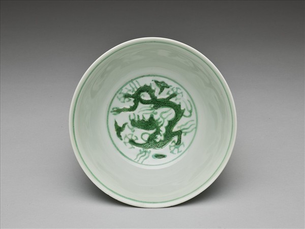白瓷綠彩龍紋碗
