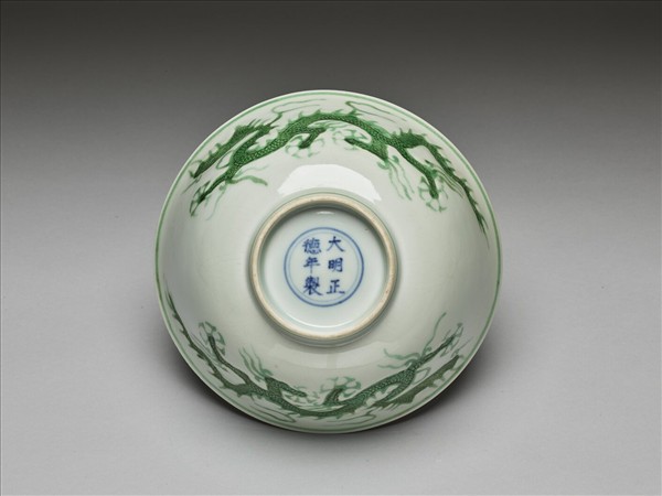 白瓷綠彩龍紋碗