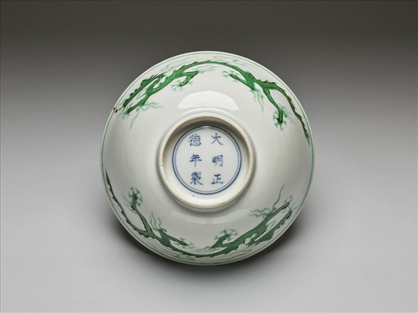 白瓷綠彩龍紋碗